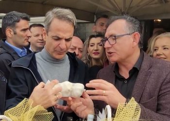 Προσέφεραν σκόρδα οι Λαρισαίοι στον Μητσοτάκη για το… κακό το μάτι (βίντεο)