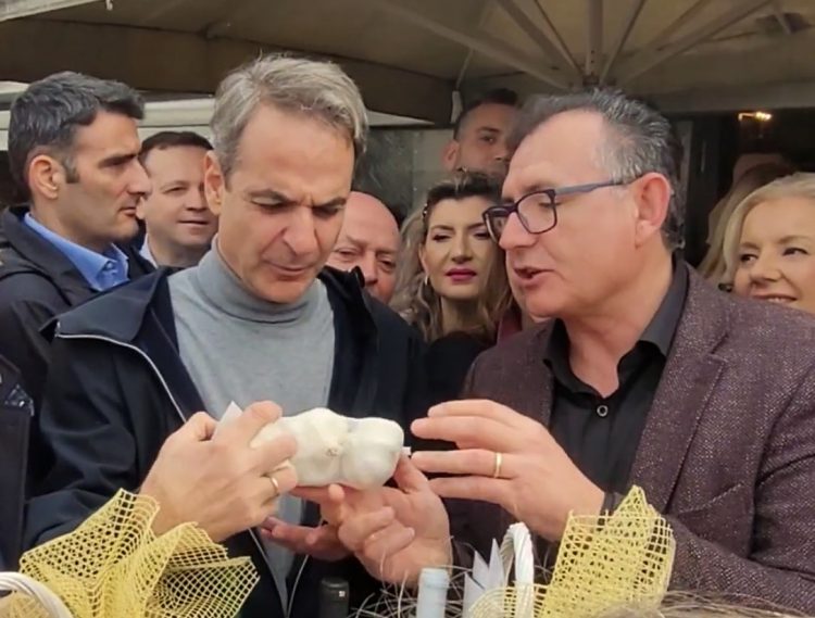 Προσέφεραν σκόρδα οι Λαρισαίοι στον Μητσοτάκη για το… κακό το μάτι (βίντεο)