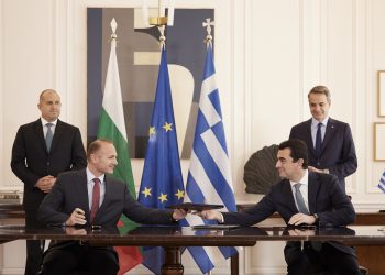 Στο Μαξίμου ο Σκρέκας…. για υπογραφές!