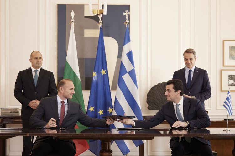 Στο Μαξίμου ο Σκρέκας…. για υπογραφές!