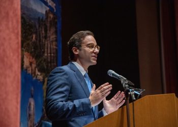 Μεγάλο πλήθος κόσμου συγκέντρωσε ο Μικέλης Χατζηγάκης στα Τρίκαλα