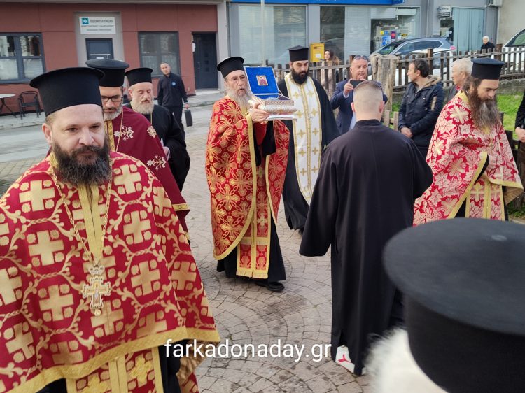 Την Τιμία Κάρα του Οσίου Δανιήλ υποδέχθηκε κλήρος και λαός στην Φαρκαδόνα