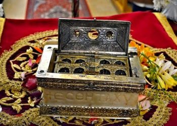 Μεγάλη ευλογία | Τα Άχραντα Πάθη του Κυρίου (ΤΙΜΙΟ ΞΥΛΟ, ΣΠΟΓΓΟΣ, ΑΚΑΝΘΙΝΟΣ ΣΤΕΦΑΝΟΣ, ΧΛΑΜΥΔΑ) στα Τρίκαλα