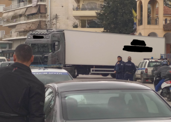 Νταλίκα – ψυγείο στο Γενικό Νοσοκομείο Λάρισας για τις σορούς των θυμάτων της τραγωδίας