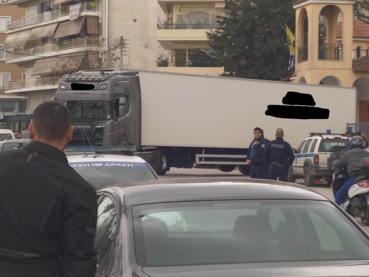 Νταλίκα – ψυγείο στο Γενικό Νοσοκομείο Λάρισας για τις σορούς των θυμάτων της τραγωδίας