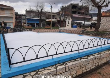 Γέμισε σαπουνάδα το σιντριβάνι της Φαρκαδόνας