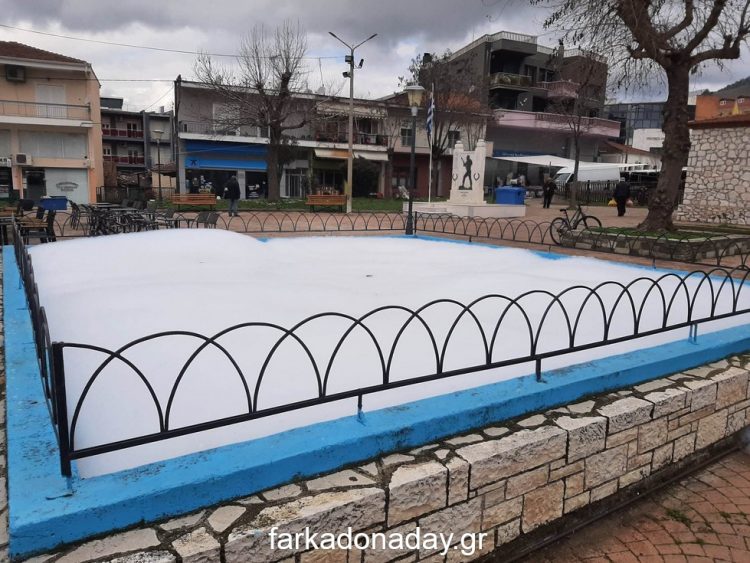 Γέμισε σαπουνάδα το σιντριβάνι της Φαρκαδόνας