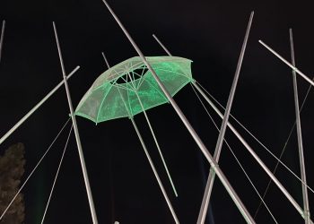 Πράσινο χρώμα σε ομπρέλα και πεζογέφυρα ενάντια στον σχολικό εκφοβισμό