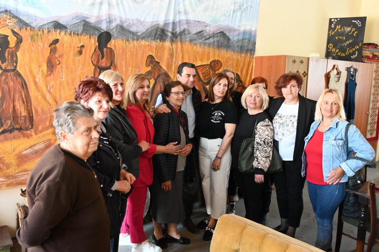 Στη Φαρκαδόνα ο  Σκρέκας δίπλα στους ανθρώπους της παραγωγής, της αγοράς και της δημιουργίας