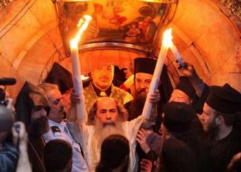 Άγιο Φως: Με λαμπρότητα η τελετή Αφής στα Ιεροσύλημα – Το απόγευμα φτάνει στην Ελλάδα