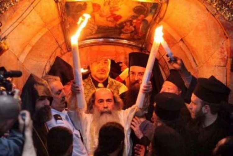 Άγιο Φως: Με λαμπρότητα η τελετή Αφής στα Ιεροσύλημα – Το απόγευμα φτάνει στην Ελλάδα