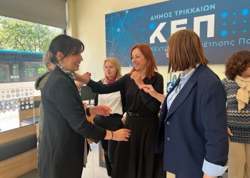 Με αγκαλιές και πλατιά χαμόγελα υποδέχονται την Μαρίνα Κοντοτόλη
