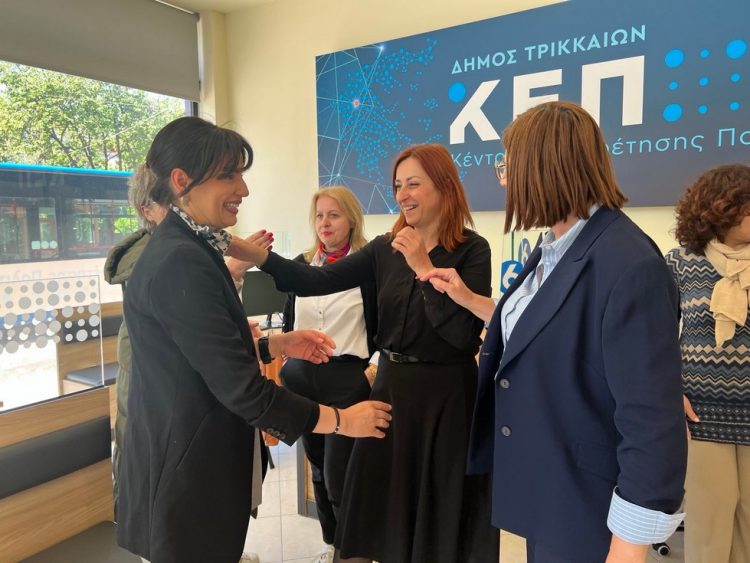 Με αγκαλιές και πλατιά χαμόγελα υποδέχονται την Μαρίνα Κοντοτόλη