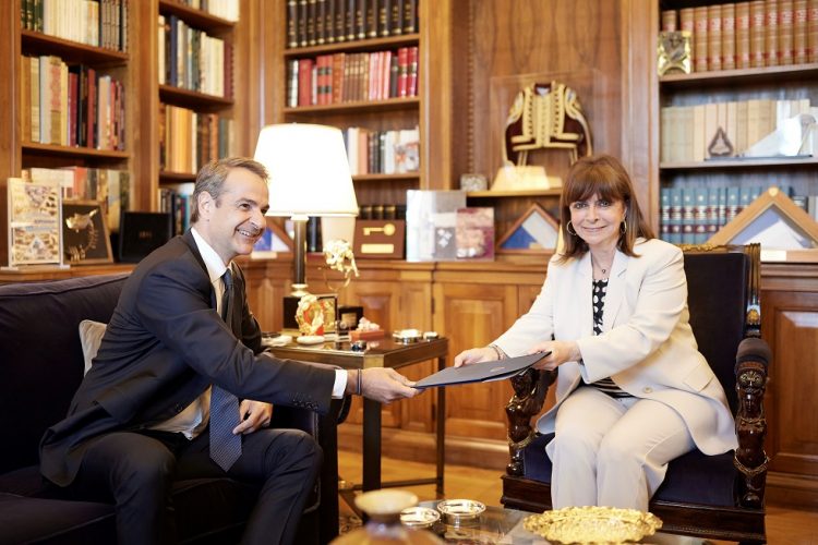 Μητσοτάκης σε Σακελλαροπούλου: Να πάμε σε εκλογές με γόνιμη αντιπαράθεση, μακριά από την τοξικότητα