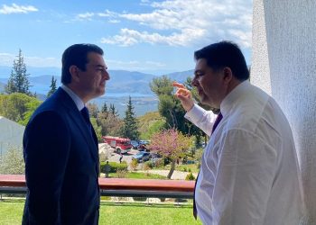 Με τον Πρέσβη των Η.Π.Α., Τζορτζ Τσούνη, o Κώστας Σκρέκας στους Δελφούς