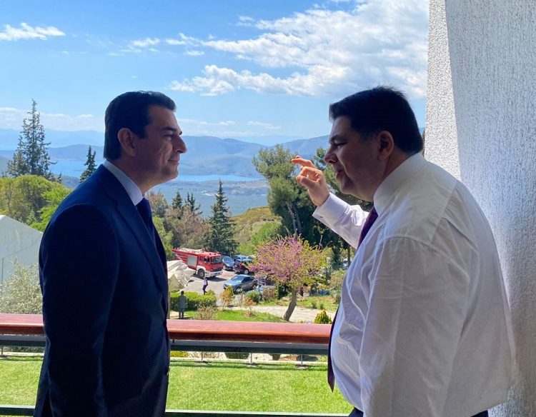 Με τον Πρέσβη των Η.Π.Α., Τζορτζ Τσούνη, o Κώστας Σκρέκας στους Δελφούς