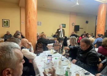 Ο πρώην Δήμαρχος Φαρκαδόνας Κώστας Οικονόμου σε συγκέντρωση του Σταμόπουλου