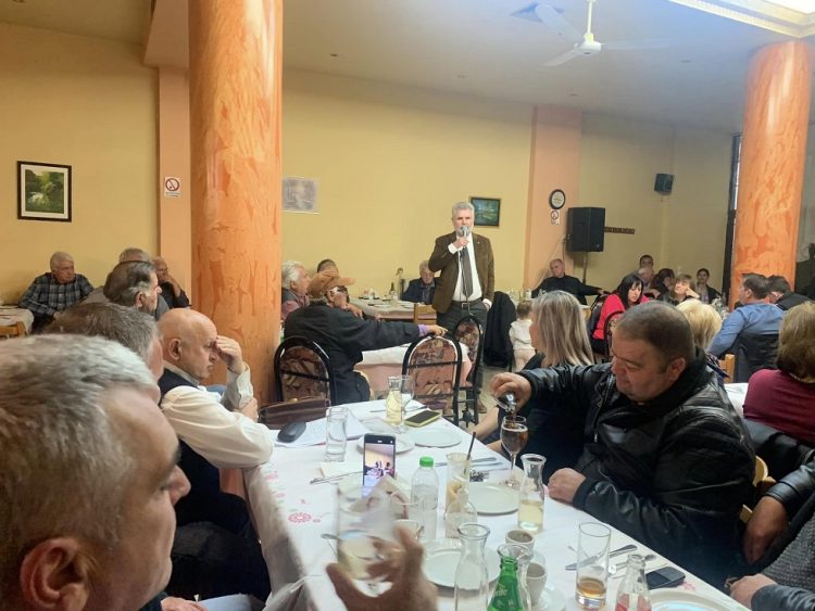 Ο πρώην Δήμαρχος Φαρκαδόνας Κώστας Οικονόμου σε συγκέντρωση του  Σταμόπουλου