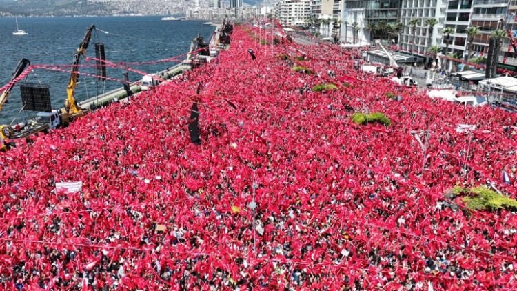 Τουρκία: «Κόκκινο ποτάμι» στη Σμύρνη για τον Κιλιτσντάρογλου – Οριακή «μάχη» με τον Ερντογάν, δείχνουν οι δημοσκοπήσεις