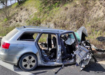 Εμβόλισε περιπολικό, μπήκε ανάποδα και προκάλεσε το τροχαίο με τους έξι νεκρούς