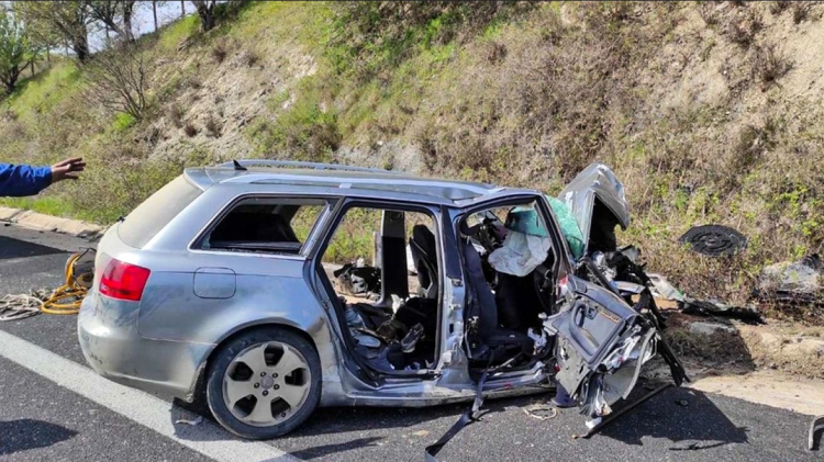 Εμβόλισε περιπολικό, μπήκε ανάποδα και προκάλεσε το τροχαίο με τους έξι νεκρούς