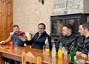 Την ανανέωση ζητούν οι πολίτες στις περιοδείες Χατζηγάκη
