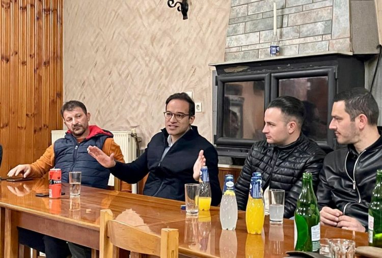 Την ανανέωση ζητούν οι πολίτες στις περιοδείες Χατζηγάκη