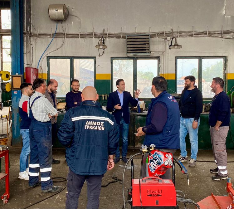 Στις δημόσιες υπηρεσίες των Τρικάλων ο Χατζηγάκης