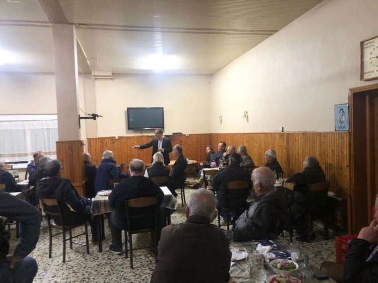 Αθρόα η προσέλευση πολιτών για τον Χατζηγάκη