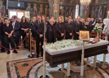 Σε συναισθηματικό φορτισμένο κλίμα η κηδεία του Χρήστου Οικονόμου