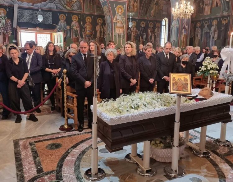 Σε συναισθηματικό φορτισμένο κλίμα η κηδεία του Χρήστου Οικονόμου