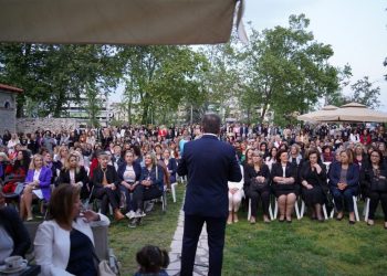 Απίστευτο πλήθος – Οι γυναίκες δίπλα στον Λιούτα