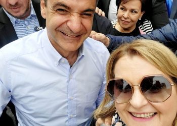 Ούτε ο Μητσοτάκης  δεν μπορεί να αντισταθεί στα θέλγητρα της Νάτσινα