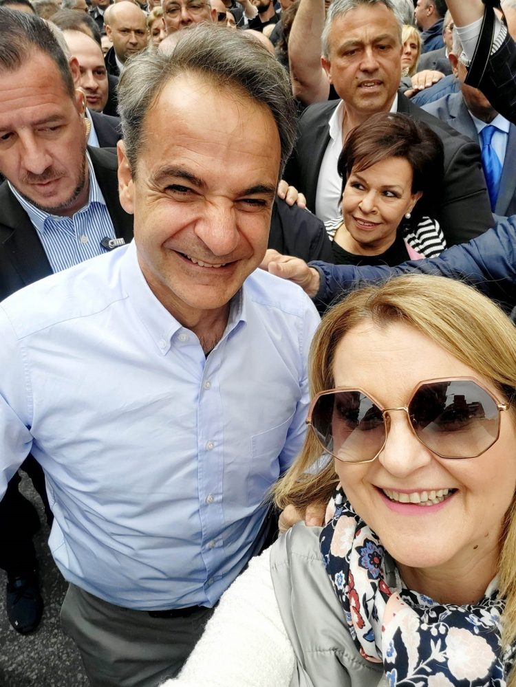 Ούτε ο Μητσοτάκης  δεν μπορεί να αντισταθεί στα θέλγητρα της Νάτσινα