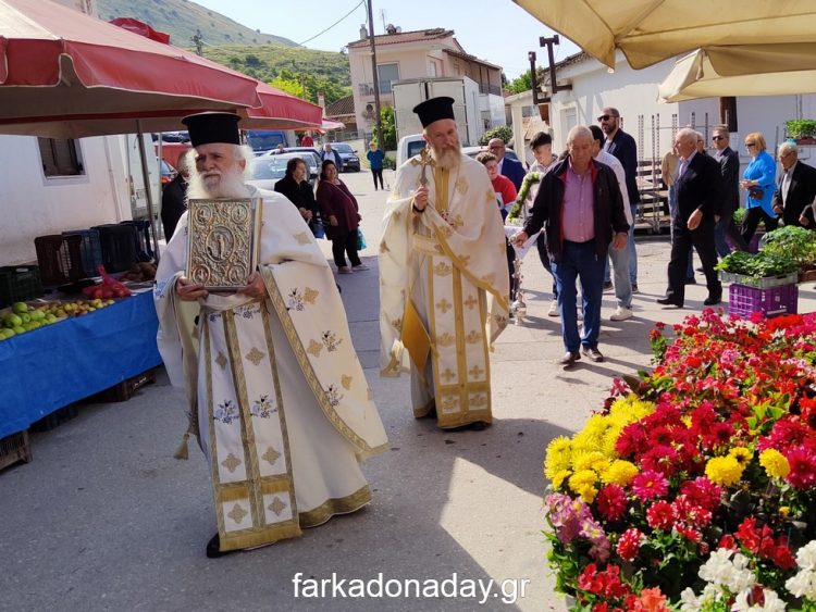 Κλήρος και λαός λιτάνευσαν την Ιερά Εικόνα του Αγίου Νικολάου  στους δρόμους της Φαρκαδόνας