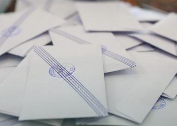 Πέντε συλλήψεις – Τους έπιασαν με 197 ταυτότητες, σταυρωμένα ψηφοδέλτια και 6.000 ευρώ
