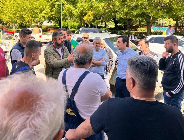 Δίπλα στους πληγέντες παραγωγούς των Μεγάλων Καλυβίων ο Κώστας Σκρέκας