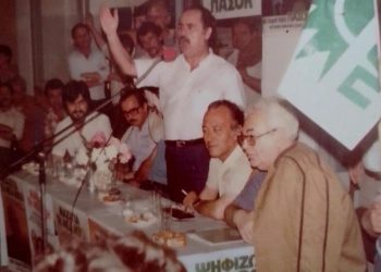 Ο Νίκος Ανδρουλάκης αποχαιρετά τον Χρήστο Οικονόμου