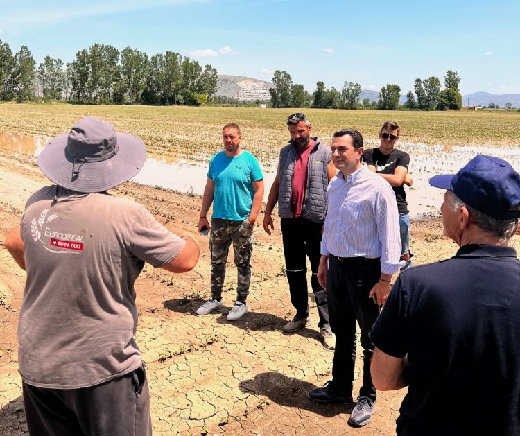 Στην πράξη δίπλα στους πληγέντες παραγωγούς των χωριών του Δήμου Φαρκαδόνας ο  Σκρέκας