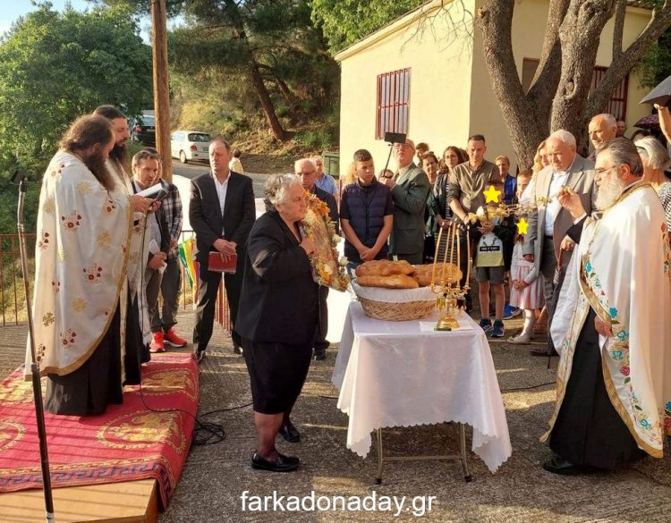 Ο πανηγυρικός Εσπερινός της εορτής του Αγίου Πνεύματος, στο εξωκλήσι της Αγίας Τριάδας στο Γριζάνο 
