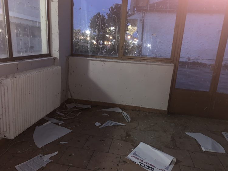 Δημοτική Κίνηση ΑΜΕΣΗ ΔΗΜΟΚΡΑΤΙΑ:  Βανδάλισαν το Εκλογικό μας Κέντρο στην Οιχαλία!