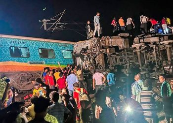 Φρίκη στην Ινδία: Πάνω από 200 οι νεκροί και 850 οι τραυματίες από τη σύγκρουση των τρένων