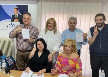 Βαδίζουν  δυνατά και ενωμένοι