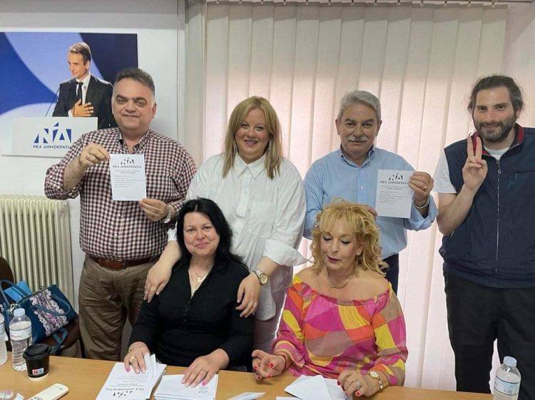 Βαδίζουν  δυνατά και ενωμένοι