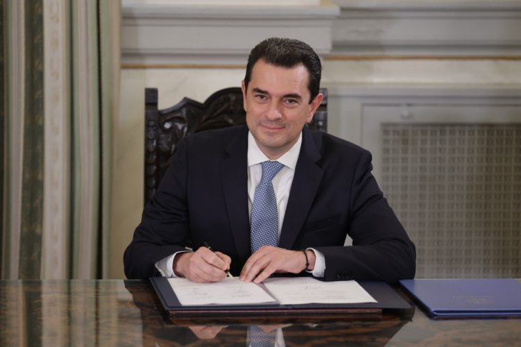 Κώστας Σκρέκας κατά την παραλαβή του ΥΠ.ΑΝ.: «Θα δουλέψουμε σκληρά για να  τιμήσουμε την εμπιστοσύνη του Πρωθυπουργού και να πάμε την Ελλάδα ψηλά»