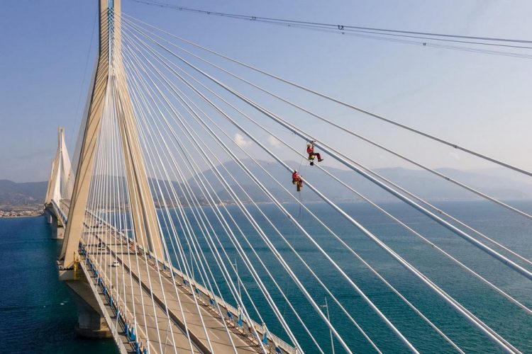 Ρίο – Αντίρριο: Εικόνες που κόβουν την ανάσα με τους Γάλλους αλπινιστές σκαρφαλωμένους στη γέφυρα