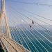 Ρίο – Αντίρριο: Εικόνες που κόβουν την ανάσα με τους Γάλλους αλπινιστές σκαρφαλωμένους στη γέφυρα