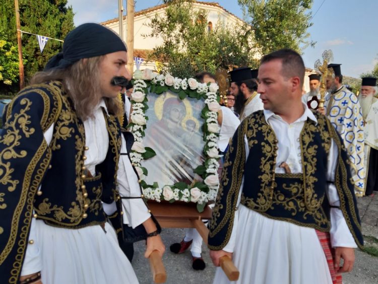 ΓΡΙΖΑΝΟ | Κλήρος και λαός λιτάνευσαν το Ιερό Εικόνισμα της Παναγίας «Η ΕΛΠΙΣ ΤΩΝ ΧΡΙΣΤΙΑΝΩΝ» της «ΓΡΙΖΑΝΙΩΤΙΣΣΑΣ»