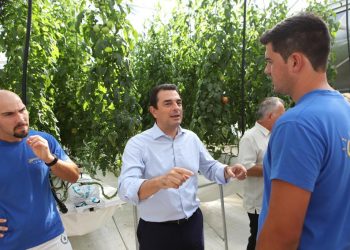 Σε καινοτόμα παραγωγική μονάδα ο Κώστας Σκρέκας για να γίνει η πράξη η γεωργία του αύριο