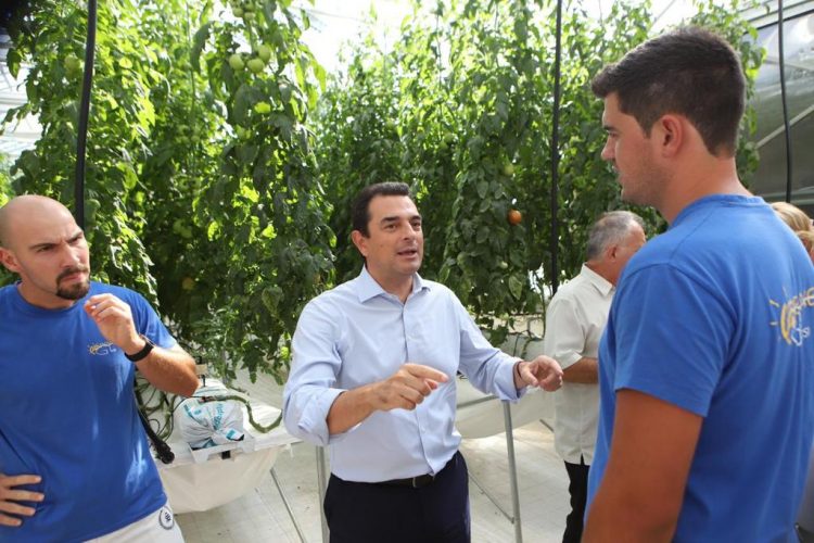 Σε καινοτόμα παραγωγική μονάδα ο Κώστας Σκρέκας για να γίνει η πράξη η γεωργία του αύριο